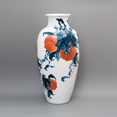 Большая авторская ваза &laquo;Персики на ветках&raquo;. Художник-керамист: Сюй Бин. 
Китай, начало 21 века. 