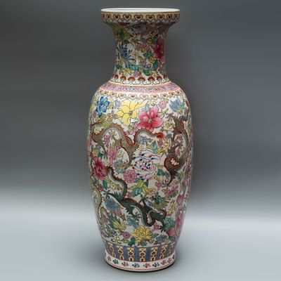 Большая ваза "Драконы среди цветов". Китай, 1980-е годы. 
Фарфор, надглазурная роспись эмалями 