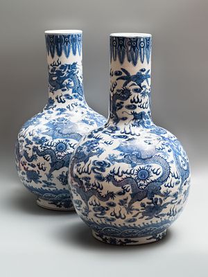 Большие парные вазы "Драконы, играющие жемчужиной". Китай, вторая четверть 20 века. 
Фарфор 