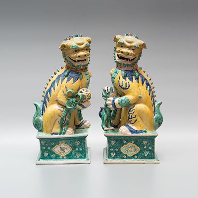 Парные львы Фо. Китай, 1-я половина ХХ века. 
Фарфор, бисквит, глазурь, надглазурная 
