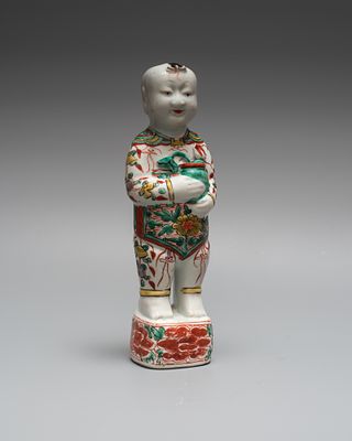 Скульптура &laquo;Мальчик с вазой&raquo;. Китай, конец 17- начало 18 века. 
Фарфор, скульптурная формовка 