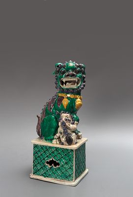 Фигура &laquo;Лев Шицзы с детёнышем&raquo;. Китай, 2-я половина 18 века. 
Фарфор, скульптурная лепка 