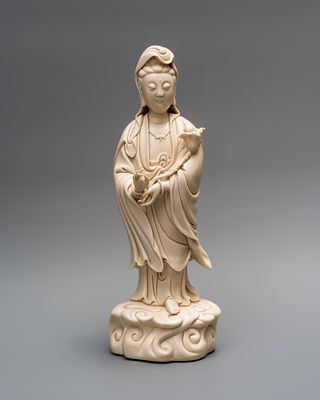 Фигура богини милосердия Гуаньинь. Китай, 20 век. 
Фарфор, скульптурная лепка, глазурь. 