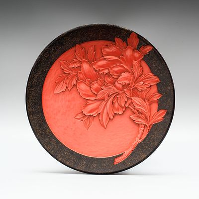 Блюдо “Красный пион”. Мастер: Ёсай. 
Япония, середина ХХ века (период С&euml;ва, 1926-1989). 
Дерево 