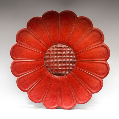 Декоративное блюдо &laquo;Хризантема&raquo;. Япония, середина 20 века. 
Дерево, лак. 
Диаметр: 36 см. 
