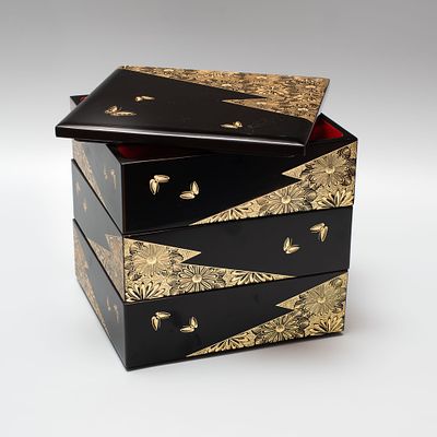 Большая коробка из трех ярусов (с тремя отделениями). Япония, середина 20 века. 
Дерево 