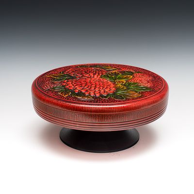 Большая лаковая коробка на вращающейся ножке &laquo;Пионы&raquo;. Япония, 2-я половина 20 века. 
Дерево 