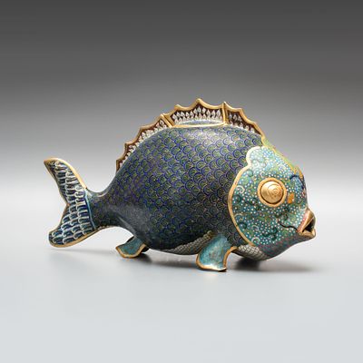 Курильница &laquo;Карп&raquo;. Китая, последняя четверть 20 века. 
Металл, перегородчатая эмаль. 
Длина: 43 