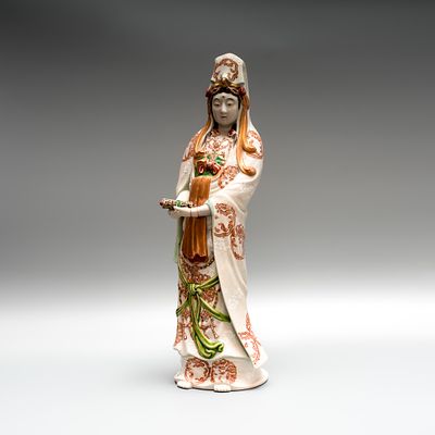 Редкая большая фигура &laquo;Каннон со свитком&raquo;. Япония, начало 20 века. 
Фарфор, скульптурная лепка 