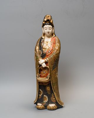 Редкая большая скульптура &laquo;Каннон с рыбой Тай в корзине&raquo;. Япония, начало 20 века. 
Фарфор 