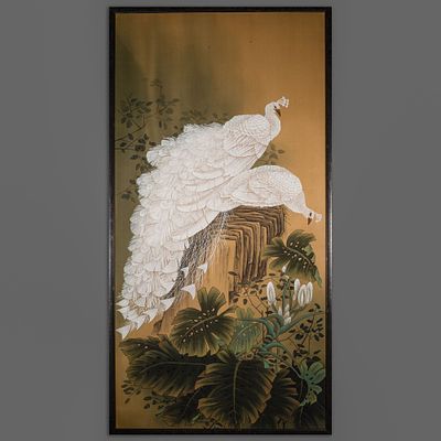 Панно &laquo;Белые павлины&raquo;. Художник: Сюй Лицинь. 
Китай, Чуцзячжуан, провинция Хэбэй. 
2020-е годы. 