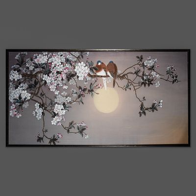 Панно &laquo;Горлицы&raquo;. Художник: Сюй Лицинь. 
Китай, Чуцзячжуан, провинция Хэбэй, 2020-е годы. 
Ш&euml;лк, 