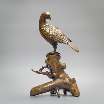 Скульптура &laquo;Сокол на ветке сосны&raquo;. Япония, период Мэйдзи (1868-1912). 
Бронза, литьё 