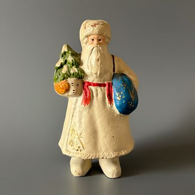 Дед Мороз. СССР, 1950-е годы. 
Папье-маше, роспись. 
Высота: 20 см. 
