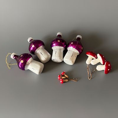 Грибы &laquo;Мухоморы&raquo;. СССР, 1980-е годы. 
Стекло, роспись (4 шт). 
Пластмасса (3 шт). 
