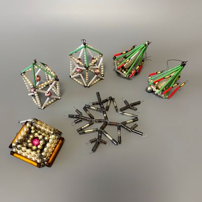 Набор игрушек из бус и стекляруса. СССР, 1930-1950е годы. 
Состояние: следы времени 