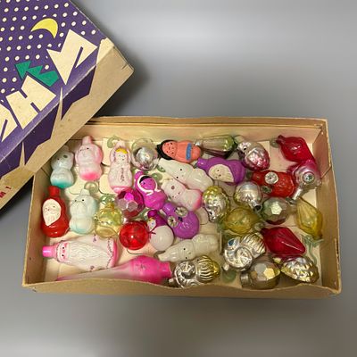 Набор мини игрушек &laquo;Иней&raquo; в коробке. 34 шт. 
СССР, 1980е годы. 
Стекло, роспись. 
Состояние: 