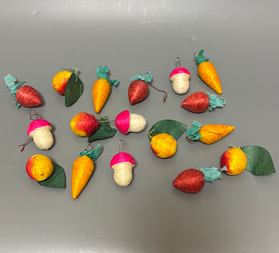 Набор мини игрушек (морковь, грибы, свекла, яблоки). 17 шт. 
СССР, 1980е годы. 
Вата, шелк 