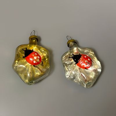 Елочные игрушки &laquo;Божья коровка на листике&raquo; 2 шт. СССР, 1980е годы. 
Стекло, роспись. 
Состояние: 