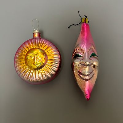 Елочные игрушки &laquo;Солнце&raquo; и &laquo;Месяц&raquo;. СССР, 1980е годы. 
Стекло, роспись. 
Состояние: следы 