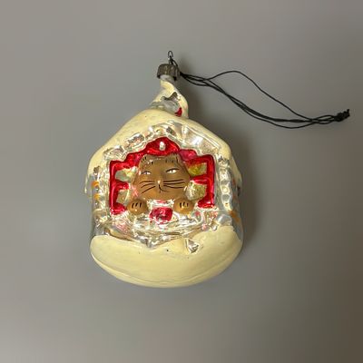 Елочная игрушка &laquo;Кошкин дом&raquo;. СССР, 1950-1960е годы. 
Стекло, роспись. 
Состояние: следы 