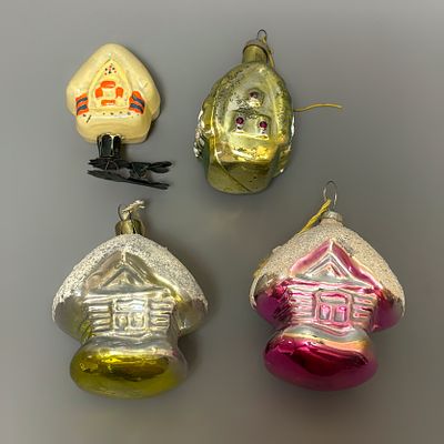 Елочные игрушки &laquo;Домики&raquo;. 4 шт 
СССР, 1960-1970е годы. 
Стекло, роспись. 
Состояние: следы 