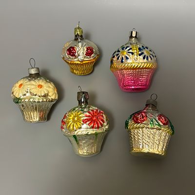 Елочные игрушки &laquo;Корзинки с цветами&raquo;. 5 шт 
СССР, 1950е годы. 
Стекло, роспись. 
Состояние: 