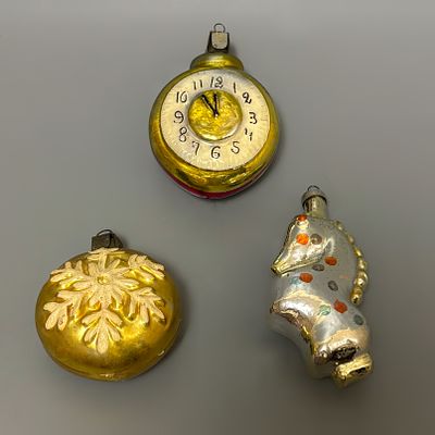 Елочные игрушки &laquo;Часы&raquo;, &laquo;Лошадка&raquo;, &laquo;Снежинка&raquo;. 3 шт 
СССР, 1950е годы. 
Стекло, роспись. 