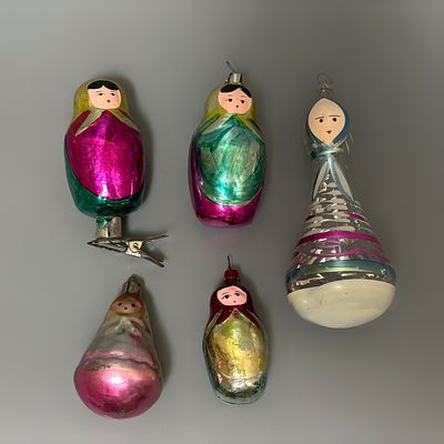 Елочные игрушки &laquo;Матрешки&raquo;. 5 шт 
СССР, 1950е годы. 
Стекло, роспись. 
Состояние: следы 