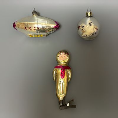 Елочные игрушки. Шар с выпуклым рисунком &laquo;Голубь мира&raquo;, &laquo;Космонавт&raquo;, &laquo;Дирижабль&raquo;. 
СССР 