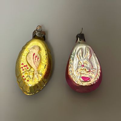 Елочные игрушки &laquo;Птичка на ветке&raquo;, &laquo;Зайчик&raquo;. СССР, 1950-1960е годы. 
Стекло, роспись. 