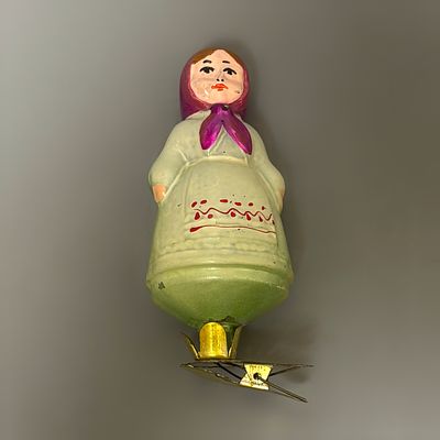 Елочная игрушка &laquo;Русская&raquo; из набора &laquo;Дружба народов&raquo;. СССР, 1950е годы. 
Стекло, роспись. 