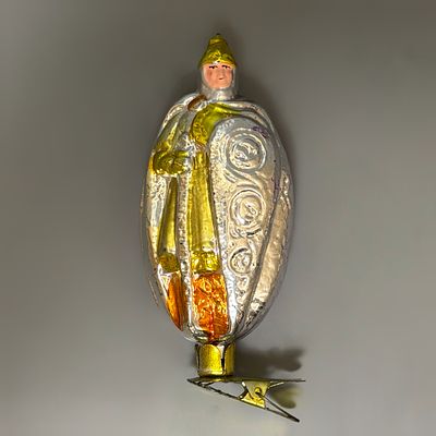 Елочная игрушка &laquo;Богатырь&raquo;. СССР, 1950е годы. 
Стекло, роспись. 
Состояние: следы времени 