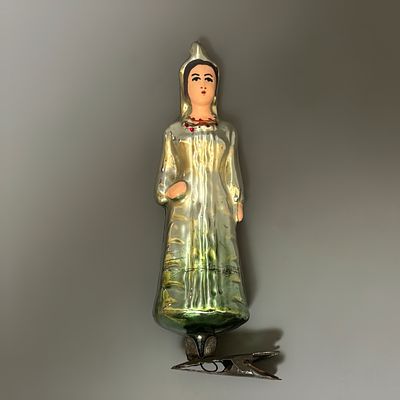 Елочная игрушка &laquo;Хозяйка Медной Горы&raquo;. СССР, 1950е годы. 
Стекло, роспись. 
Состояние: следы 