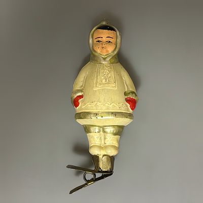 Елочные игрушки &laquo;Ненец&raquo; из набора &laquo;Дружба народов&raquo;. СССР, 1950е годы. 
Стекло, роспись. 