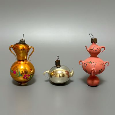 Елочные игрушки 3 шт. вазон, чайник, самовар. 
СССР, 1930-1950е годы. 
Стекло, роспись. 
