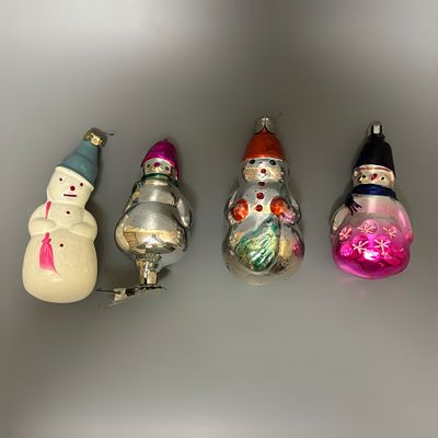 Елочные игрушки &laquo;Снеговики&raquo;. 4 шт 
СССР, 1960-1970е годы. 
Стекло, роспись. 
Состояние: следы 