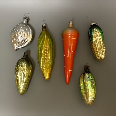 Елочные игрушки кукуруза, огурец, морковь, орех. 6 шт. 
СССР, 1960-1970е годы. 
Стекло 