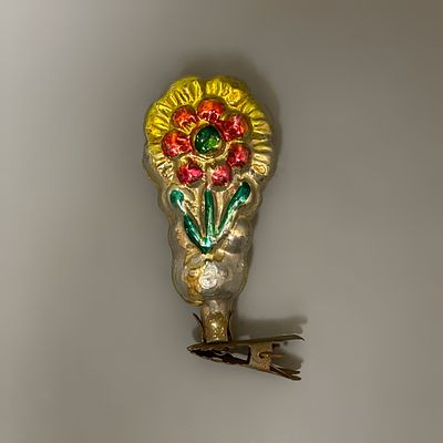 Елочная игрушка &laquo;Аленький цветочек&raquo;. СССР, 1950е годы. 
Стекло, роспись. 
Состояние: следы 