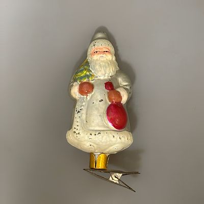 Елочная игрушка &laquo;Дед Мороз&raquo;. СССР, 1950е годы. 
Стекло, роспись. 
Состояние: следы времени 