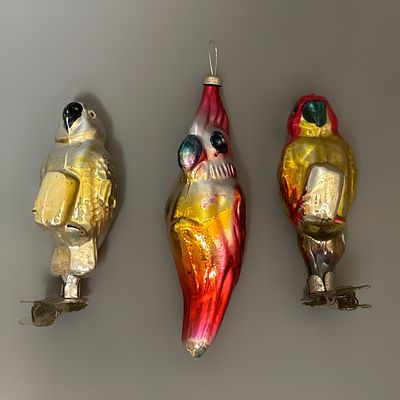 Елочные игрушки &laquo;Попугаи&raquo;. 3 шт. 
СССР, 1950-1960е годы. 
Стекло, роспись. 
Состояние: следы 