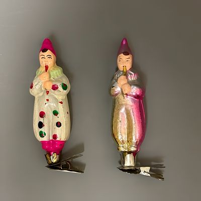 Елочные игрушки &laquo;Клоун с дудкой&raquo;. 2 шт 
СССР, 1950-1960е годы. 
Стекло, роспись. 
Состояние: 