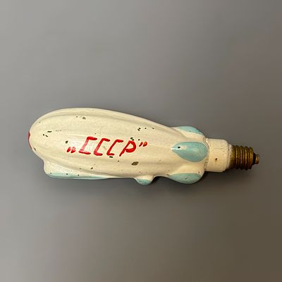 Лампа от гирлянды. СССР, 1950-1960е годы. 
Стекло, роспись. 
Состояние: следы времени, 