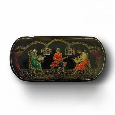 Шкатулка &laquo;Вышивание под гитару&raquo;. Палех, 20 век. 
Папье-маше, лак, живопись. 
Размеры: 9х4,5х2,8 