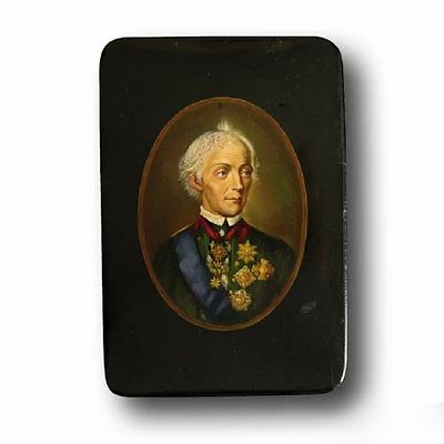 Шкатулка &laquo;Суворов&raquo;. СССР, 1940 год. 
Папье-маше, лак, живопись. 
Размеры: 11х7,5х2,5 см. 