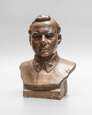 Бюст &laquo;Ворошилов&raquo;. Керамика, скульптурная лепка, глазурь. 
Гжель, завод ВСКХ, 1930-е гг. 
Высота: 