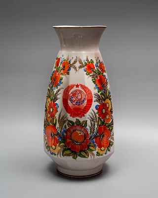 Ваза &laquo;60 лет Советской власти&raquo;. Автор: О.В. Грист. 
Украина, Коростень, 1977 год. 
Фарфор 