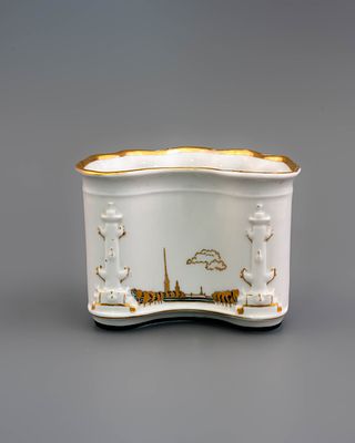 Вазочка-салфетница &laquo;Ростральные колонны и вид на Петропавловскую крепость&raquo;. Мастер: Эдуард 