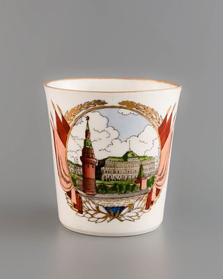Кружка &laquo;Вид на Кремль со стороны Москва-реки&raquo;. ЛФЗ, с 1957 до середины 1960-х годов. 
Фарфор 
