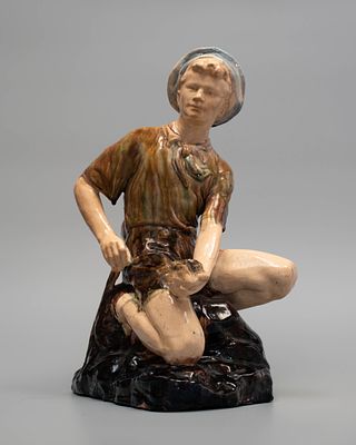 Фигура &laquo;Юный геолог&raquo;. Гжель, 1950-1961е годы. 
Майолика, роспись. 
Высота: 42 см. 
